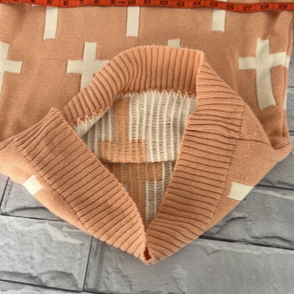 Knitted crosses  sweater - Picture 9 of 9